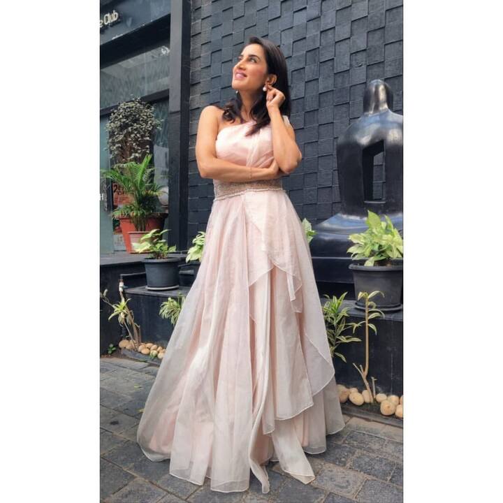 स्मिताने नुकतेचे तिचे काही फोटो सोशल मीडियावर शेअर केले आहेत. अनेकदा स्मिता तिचे हॉट तसेच पारंपारिक कपड्यांमधील फोटोज सोशल नेटवर्किंगवरुन शेअर करत असते.(photo: smita.gondkar/ig)