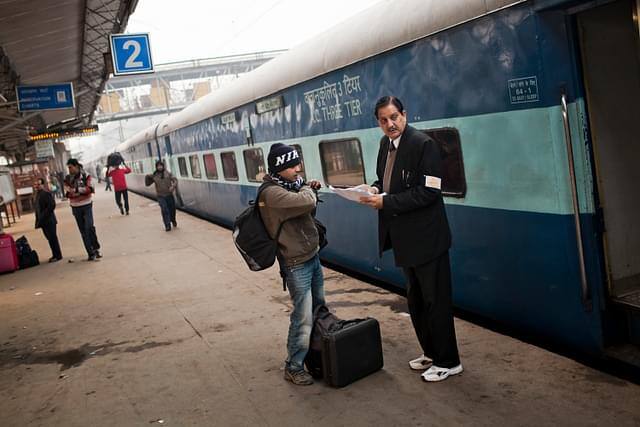 IRCTC ने यात्रियों की सुविधाओं को ध्यान में रखते हुए बोर्डिंग स्टेशन रिवाइज करने की सुविधा दी है. इस सुविधा का फायदा वे सभी यात्री उठा सकते हैं, जिन्होंने ट्रेन का टिकट ऑनलाइन बुक कराया है. अगर आप ट्रैवल एजेंट के जरिए टिकट बुकिंग करा रहे हैं तो आपको यह सुविधा नहीं मिलेगी.