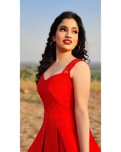 In Pics : डोळ्यावर चष्मा, चेहऱ्यावर अदा; शालूचा नादच खुळा!