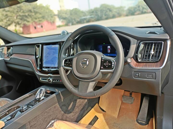 તમને હવે ડીઝલ XC60 નહીં મળે પરંતુ સમગ્ર રેન્જમાં, તે પેટ્રોલ છે પરંતુ હળવા હાઇબ્રિડ પણ છે. નવી XC60 ને 250bhp અને 350Nm સાથે હળવા હાઇબ્રિડ સેટ અપ મળે છે જેમાં 48V હળવી-હાઇબ્રિડ સિસ્ટમનો સમાવેશ થાય છે જે વધુ પ્રોત્સાહન આપે છે. તે એન્જિનને સ્મૂધ બનાવે છે અને પાવરમાં વધારો કરે છે. હું કહીશ કે એન્જીન અમુક અંશે ડીઝલનું મજબૂત લીનિયર પરફોર્મન્સ ધરાવે છે જેમાં ઓછા રેવ્સ પર વધુ ટોર્ક અને પાવરની સરળ રચના છે. એન્જિન પણ સાયલન્ટ છે અને લાઇનની બહાર સરળ છે જ્યારે ઇલેક્ટ્રીક બુસ્ટને કારણે લેગ ખૂબ જ ઓછો છે. શહેરમાં, 8-સ્પીડ ઓટોમેટિક એન્જિનની સાથે સ્મૂધ અને રિલેક્સ પણ છે. આ બહુ સ્પોર્ટી એસયુવી નથી. છેવટે, વોલ્વો એ આરામ અને આરામદાયક ડ્રાઇવ વિશે છે.