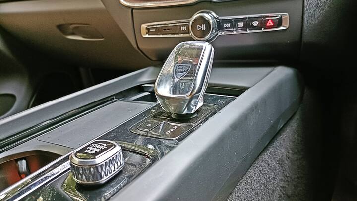 ઈન્ટિરિયર વધુ સારું છે. તે સમાન ઉચ્ચ ગુણવત્તાના ચામડા અને પોટ્રેટ શૈલીની ટચસ્ક્રીન સાથે શાનદાર લાગે છે. સ્ટીયરિંગથી ક્રિસ્ટલ ગ્લાસ ગિયર સિલેક્ટર સુધી ચારે બાજુ ઉચ્ચ ગુણવત્તાવાળા બિટ્સ છે. XC60 કેબિનમાં નવી ઇન્ફોટેનમેન્ટ સિસ્ટમ છે જે Google આધારિત છે તેથી તમને Google Maps, પ્લસ કનેક્ટેડ ટેક્નોલોજીમાં બનેલી વિવિધ Google એપ્લિકેશન્સ/સેવાઓ પણ મળે છે. હું ભાગ્યે જ મોટાભાગની કારમાં નેવિગેશનનો ઉપયોગ કરું છું તેથી ત્યાં Google નકશા મૂકવું એ કદાચ શ્રેષ્ઠ બાબત છે. બોવર્સ અને વિલ્કિન્સ ઓડિયો સિસ્ટમમાં પણ ચપળ અવાજની ગુણવત્તા છે.