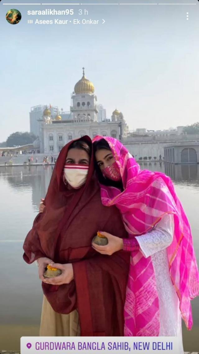 इस चदौरान सारा अली खान मां अमृता सिंह के साथ गुरुद्वारे बंगला साहिब में माथा टेकने के लिए पहुंचीं.