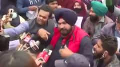 Navjot Singh Sidhu JOINS protesting guest teachers outside Kejriwal's residence | LIVE Report