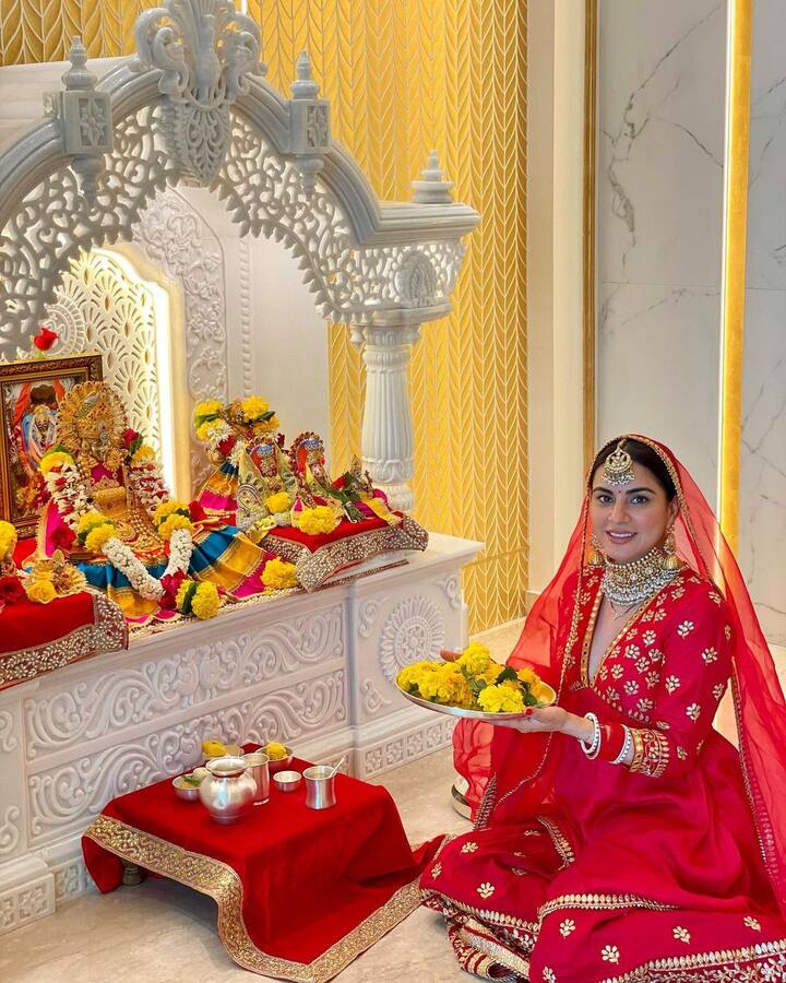 श्रद्धा आर्या की इन तस्वीरों पर फैंस से लेकर सेलेब्स तक कमेंट्स की बौछार कर रहे हैं. कुछ ही देर में एक्ट्रेस की तस्वीरों को दो लाक से भी ज्यादा लाइक्स मिल चुके हैं.