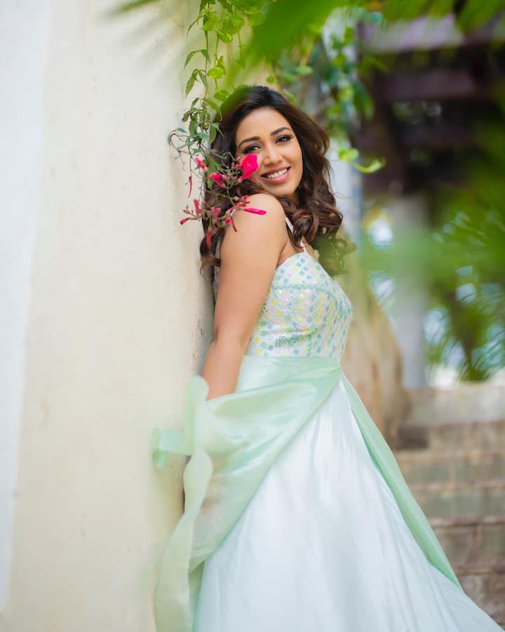 తమిళనాడుకు చెందన అమ్మడు చిన్నప్పుడు అమ్మానాన్నతో కలిసి దుబాయ్ వెళ్తిపోయింది. అక్కడే వారి కుటుంబం ఇరవై ఏళ్లపాటూ ఉంది. (Image credit: Nivetha pethuraj/Instagram)