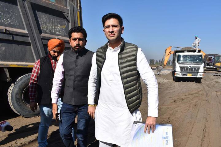 ਆਮ ਆਦਮੀ ਪਾਰਟੀ (ਆਪ) ਦੇ ਪੰਜਾਬ ਦੇ ਇੰਚਾਰਜ ਰਾਘਵ ਚੱਢਾ ਨੇ ਮੁੱਖ ਮੰਤਰੀ ਚਰਨਜੀਤ ਸਿੰਘ ਚੰਨੀ ਦੇ ਵਿਧਾਨ ਸਭਾ ਖੇਤਰ ਚਮਕੌਰ ਸਾਹਿਬ ਵਿੱਚ ਚੱਲ ਰਹੇ ਰੇਤ ਮਾਫ਼ੀਆ ਦੇ ਗ਼ੈਰਕਾਨੂੰਨੀ ਕਾਰੋਬਾਰ ਦਾ ਮੀਡੀਆ ਸਾਹਮਣੇ ਪਰਦਾਫਾਸ਼ ਕੀਤਾ। ਸ਼ਨੀਵਾਰ ਨੂੰ ਚੱਢਾ ਚਮਕੌਰ ਸਾਹਿਬ ਵਿਧਾਨ ਸਭਾ ਦੇ ਜਿੰਦਾਪੁਰ ਪਿੰਡ ਪਹੁੰਚੇ ਅਤੇ ਬਹੁਤ ਦਿਨਾਂ ਤੋਂ ਬੇਰੋਕ-ਟੋਕ ਚੱਲ ਰਹੇ ਰੇਤ ਮਾਫ਼ੀਆ ਦੀ ਖੱਡ 'ਤੇ ਛਾਪਾ ਮਾਰਿਆ।