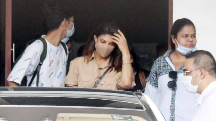 Jacqueline Fernandez Stopped At Airport By ED Over Extortion Case Mumbai Sukesh Chandrashekhar Case Jacqueline Fernandez: ఎయిర్ పోర్ట్ లో హీరోయిన్ ను అడ్డుకున్న అధికారులు.. కారణమిదే..