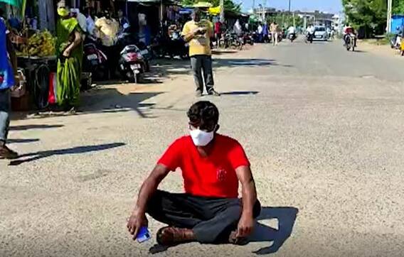 Police Issue: మహబూబాబాద్ జిల్లాలో హెల్మెట్ లేదని వాహనదారుడిపై పోలీస్ దాడి