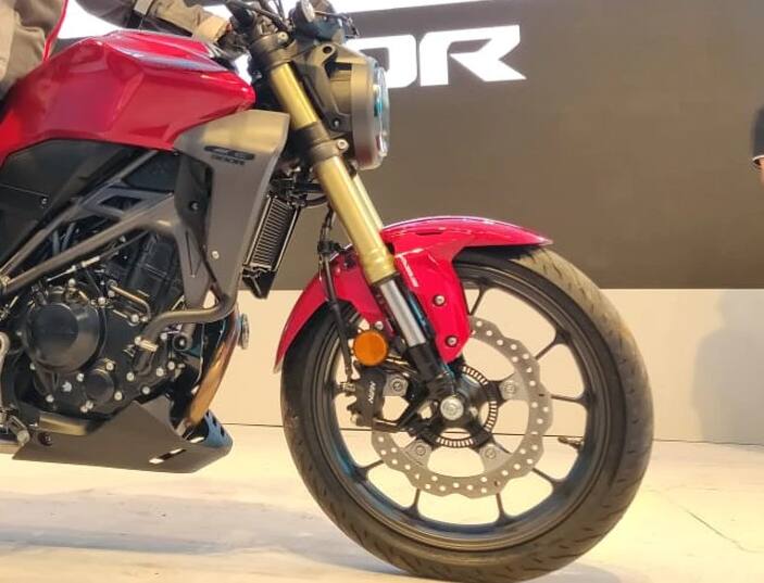Honda CB300R को फरवरी 2019 और अप्रैल 2020 के बीच भारत में बेचा गया था, और BS6 नियमों के आने पर इसे बंद कर दिया गया था. कंपनी ने अब खुलासा किया है कि नेक्ड मोटरसाइकिल को भारत में अपने पहले के स्टाइल की तरह CKD के रूप में फिर से पेश किया जाएगा.