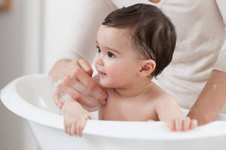 child care tips in winter keep these things in mind while bathing baby in winter season winter tips: બાળકોને ઠંડીમાં નવડાવતી વખતે આ બાબતોનું ખાસ રાખો ધ્યાન, નહિ તો થશે નુકસાન નહીં થાય