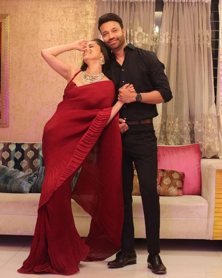 লাল টুকটুকে শাড়িতে অনন্যা অভিনেত্রী। সঙ্গে কালো ফুল হাতা শার্টে ফ্রেমবন্দি ভিকি জৈন।