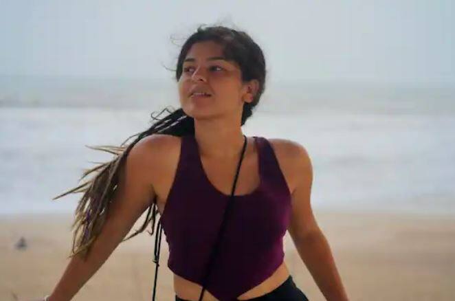 લેટેસ્ટ તસવીરોમાં નિધિ ભાનુશાળી બીચ પર જોવા મળી રહી છે. નિધિએ પર્પલ ક્રોપ ટોપ પહેર્યું છે. નિધિ બીચ પર જોવા મળે છે.