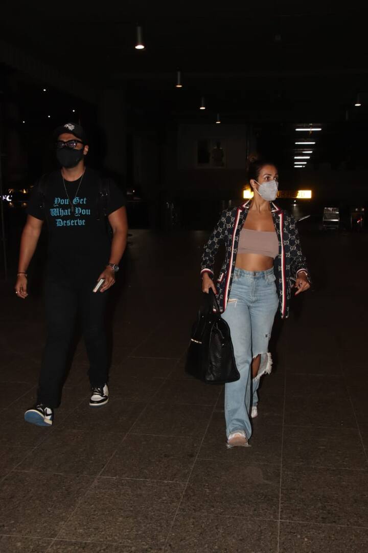 पिछले 4 दिनों से मालदीव में वेकेशन इन्जॉय कर रहे मलाइका अरोड़ा और अर्जुन कपूर अब मुंबई वापस लौट आए हैं. रविवार रात को ये कपल एयरपोर्ट पर स्पॉट हुआ.