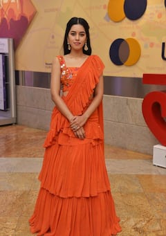 Actress mirnalini ravi clicks : சிவப்பு உடையில் சிரித்த மிர்ணாளினி ரவி... அழகிய க்ளிக்ஸ்...