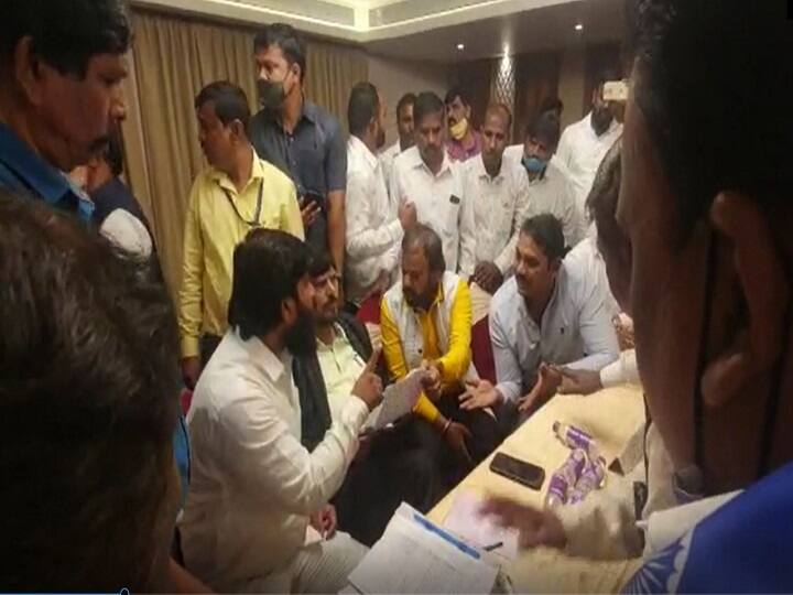 केंद्रीय राज्यमंत्री रामदास आठवलेंच्या कार्यक्रमात गोंधळ, कार्यकर्त्येच आपआपसांत भिडले Union Minister of State Ramdas Athavale, the activists clashed with each other केंद्रीय राज्यमंत्री रामदास आठवलेंच्या कार्यक्रमात गोंधळ, कार्यकर्त्येच आपआपसांत भिडले
