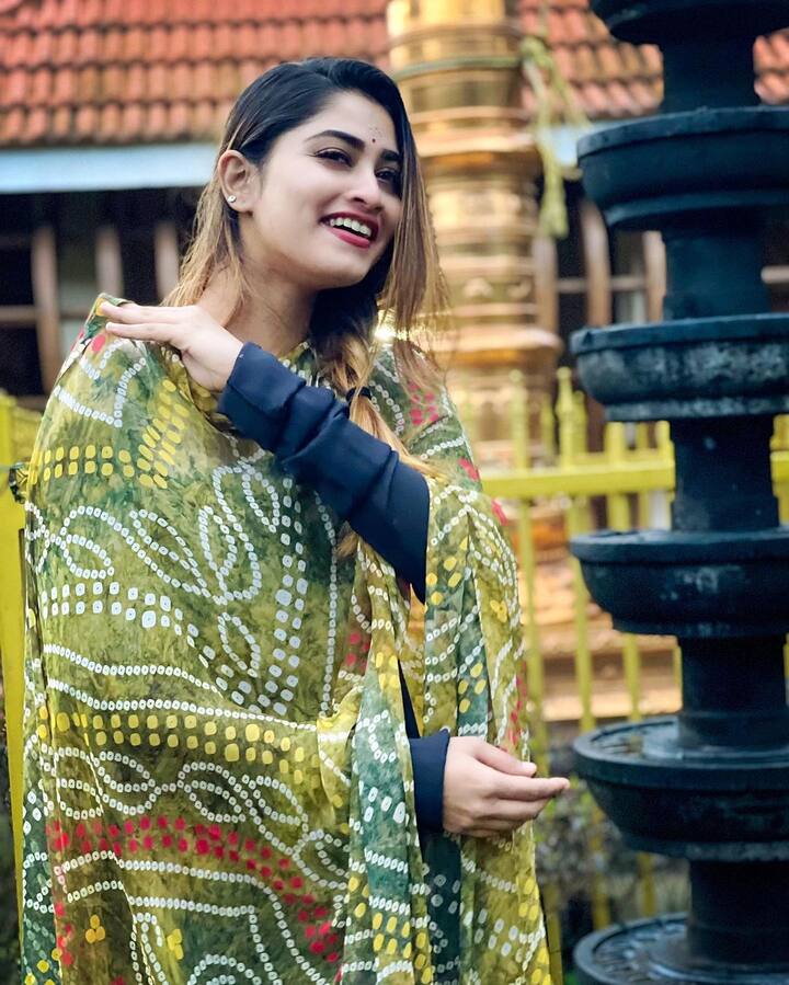 ஆலய தரிசனத்தில் அழகிய தேவதை..