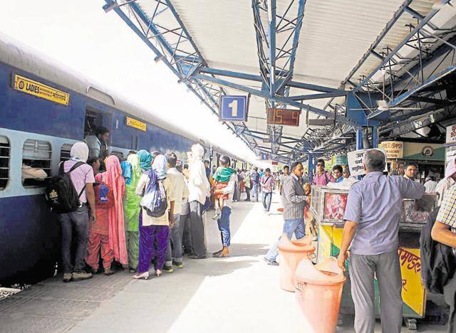 आपको बता दें आप अपनी यात्रा से 24 घंटे पहले ट्रेन के बोर्डिंग स्टेशन में बदलाव कर सकते हैं. बता दें अगर एक बार आपने अपना बोर्डिंग स्टेशन बदल दिया है तो आप ओरिजनल बोर्डिंग स्टेशन ट्रेन नहीं पकड़ पाएंगे.