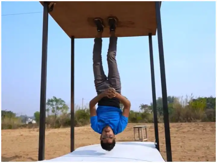 Viral Video: What Happened When Friends Stuck A Boy With Favicwick On The Upside Down, Watch Video Viral Video : ਕੀ ਹੋਇਆ ਜਦੋਂ ਦੋਸਤਾਂ ਨੇ ਇਕ ਲੜਕੇ ਨੂੰ ਫੈਵੀਕਵਿੱਕ ਨਾਲ ਚਿਪਕਾ ਕੇ ਪੁੱਠਾ ਲਟਕਾ ਦਿੱਤਾ, ਦੇਖੋ ਵੀਡੀਓ