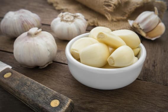 Benefits of Eating Garlic: રોજ ખાલી પેટ લસણ ખાવાથી વજન ઉતરવાની સાથે થાય છે આ અદભૂત ફાયદા Benefits of Eating Garlic: રોજ ખાલી પેટ લસણ ખાવાથી વજન ઉતરવાની સાથે થાય છે આ અદભૂત ફાયદા