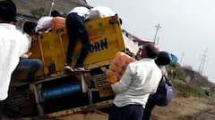 Aurangabad : कोल्ड्रिंक घेऊन जाणारा ट्रक पलटी, कोल्ड्रिंकचे बॉक्स पळवण्यासाठी नागरिकांची मोठी गर्दी