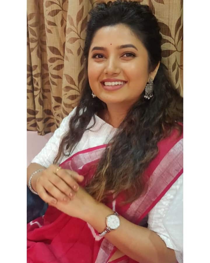 प्राजक्ता माळीची छोट्या पडद्यावरील 'जुळून येती रेशीमगाठी' ही मालिका प्रचंड गाजली होती. 2013 पासून 2015 पर्यंत ही मालिकेचा सुरू होती. या मालिकेत प्राजक्ताचा सहकलाकार ललित प्रभाकर होता.(Photo Credit : prajakta_official/Instagram)