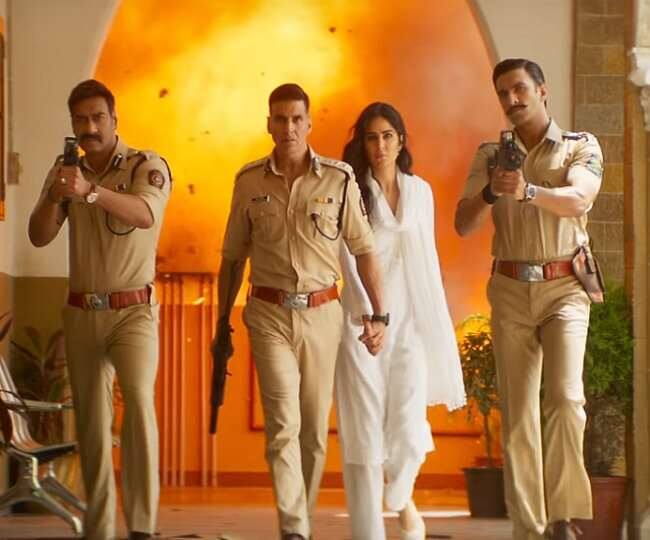 अक्षय कुमार: साल 2021 की ब्लॉगबस्टर फिल्म बनीं रोहित शेट्टी की फिल्म सूर्यवंशी में अक्षय कुमार पुलिस ऑफिसर के किरदार में नजर आए है. अक्षय के इस किरदार को खूब सारा प्यार भी मिला हैं.