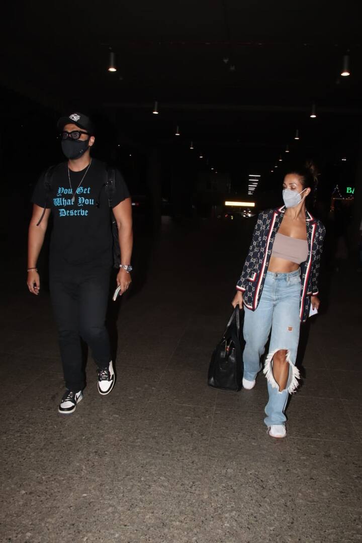 इस दौरान दोनों का अंदाज देखने लायक था. अर्जुन हर बार की तरह ऑल इन ब्लैक लुक में दिखे तो वहीं मलाइका ने फिर से सारी लाइमलाइट चुरा ली.