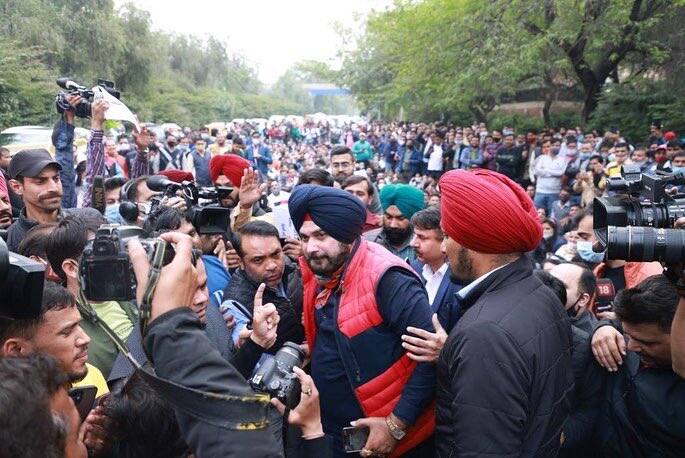 Navjot Sidhu sitting on a dharna outside Kejriwals house, supporting guest teachers demonstration ਕੇਜਰੀਵਾਲ ਦੇ ਘਰ ਬਾਹਰ ਧਰਨੇ ‘ਤੇ ਬੈਠੇ ਨਵਜੋਤ ਸਿੱਧੂ, ਗੈਸਟ ਟੀਚਰਾਂ ਦੇ ਪ੍ਰਦਰਸ਼ਨ 'ਚ ਦਿੱਤਾ ਸਾਥ