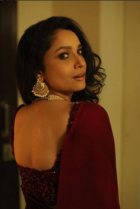 हालांकि वेडिंग काउंटडाउन के बीच भी एक्ट्रेस लगातार सोशल मीडिया पर एक्टिव हैं और अपने फैंस को शादी की अपडेट दे रही हैं.