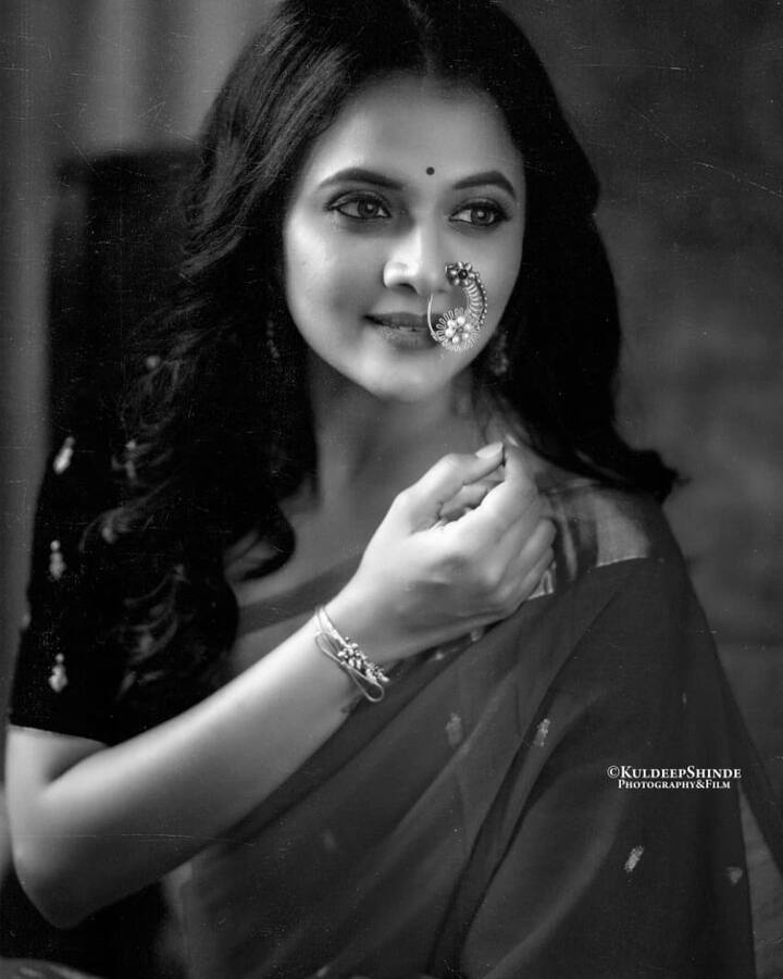 भार्गवीच्या या ब्लॅक अँड व्हाईट फोटोमध्ये खुपचं सुंदर दिसतेय. (photo:bhargavi_chirmuley/ig)