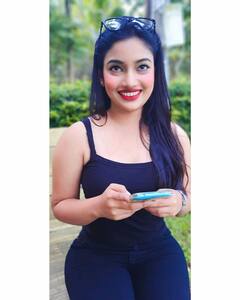 In Pics : डोळ्यावर चष्मा, चेहऱ्यावर अदा; शालूचा नादच खुळा!