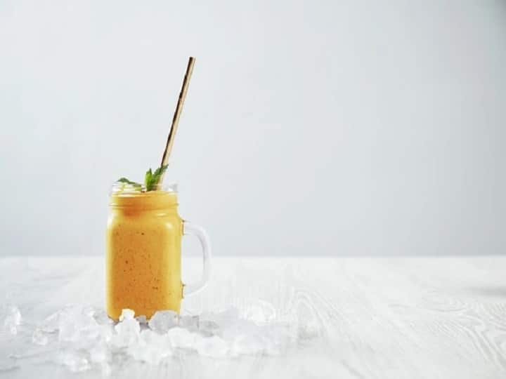 Health Tips for Winter know about the orange ginger Turmeric winter smoothie for good health Winter Health Care Tips: सर्दियों में खुद को स्वस्थ रखने के लिए बनाएं हल्दी का ड्रिंक, ये है रेसिपी