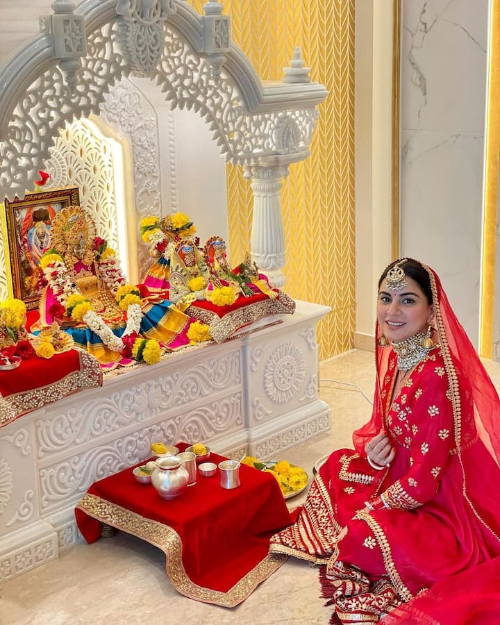 श्रद्धा आर्या इन तस्वीरों में मंदिर के सामने बैठ मां शारदा की पूजा करती हुई नजर आ रही हैं. श्रद्धा का ये अंदाज देख उनके फैंस काफी खुश नजर आ रहे हैं.