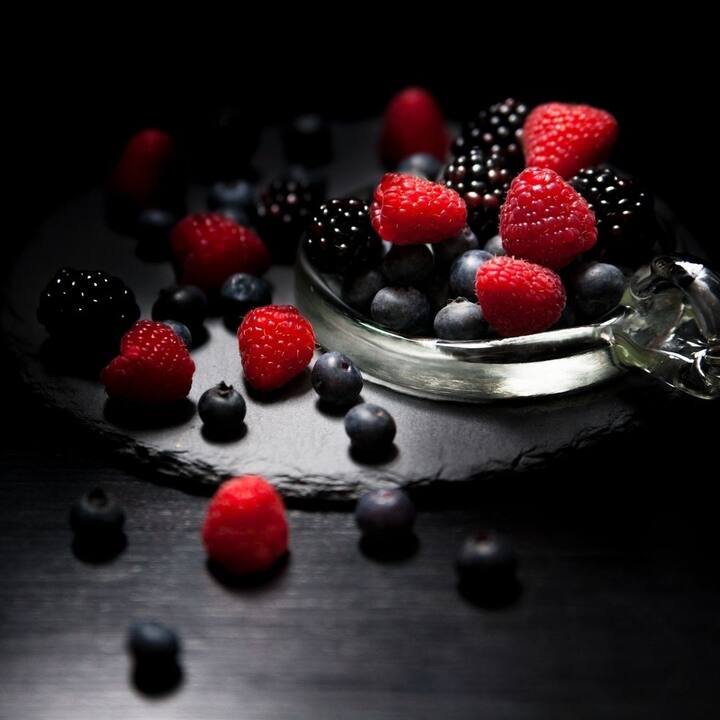 Blackberries ও Raspberries-তে আছে হজমে সাহায্যকারী কার্বোহাইড্রেট। এতে রয়েছে পুষ্টি, ফাইবার, তরল উপাদান এবং ওজন ঝরাতে সাহায্য করে।(ছবি সৌজন্যে : Pixabay)