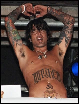 टॉमी ली: दुनिया के जाने माने ड्रमर टॉमी ली की नाभि के ठीक नीचे ऊं का टैटू बना हुआ है