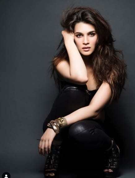 গত বেশ কয়েক বছরে বলিউডে পায়ের তলার মাটি বেশ শক্ত করে ফেলেছেন অভিনেত্রী কৃতী শ্যানন। ইতিমধ্যেই তাঁকে বেশ কিছু বিগ বাজেট ছবিতে দেখাও গিয়েছে।