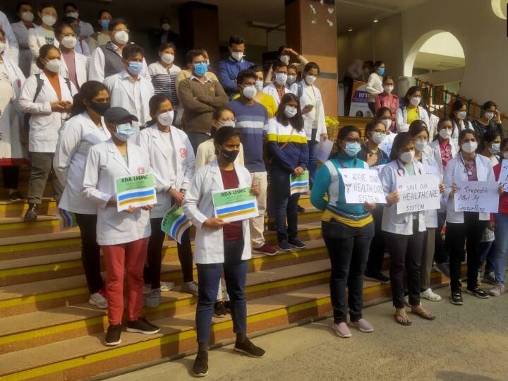 NEET PG 2021 No solution was found in meeting with Union Health Minister doctors strike in Delhi will continue even today ANN NEET-PG 2021: दिल्ली में डॉक्टरों की हड़ताल आज भी रहेगी जारी, केंद्रीय स्वास्थ मंत्री के साथ बैठक में नहीं निकला हल