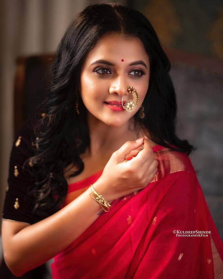 अगदी निवडक, चोखंदळ भूमिकांमधून मराठी चित्रपटांतून प्रेक्षकांसमोर आलेली भार्गवी उत्तम नृत्यांगना आहे.(photo:bhargavi_chirmuley/ig)