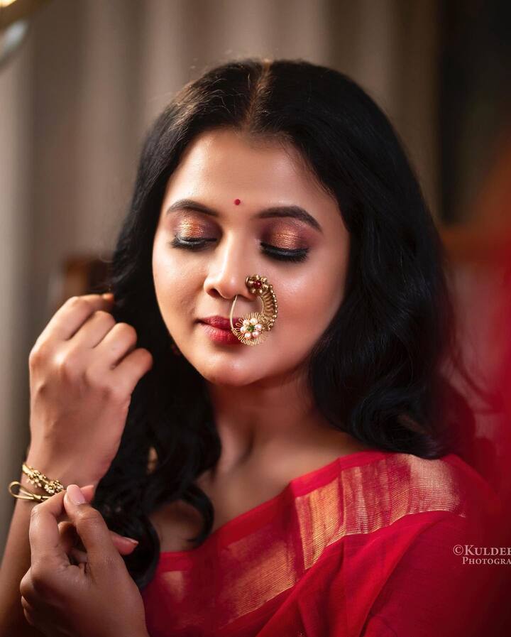 नुकतंच भार्गवीने एक फोटोशूट केलंय, ज्यात तिने मोठी नव्या स्टाईलची नथ घातलीये.(photo:bhargavi_chirmuley/ig)