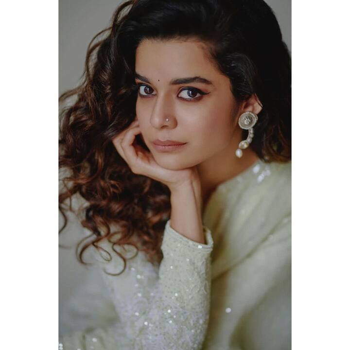 मिथिलाने हिंदीसह मराठी सिनेमेदेखील गाजवले आहेत. मिथिलाचा मराठीतील अमेय वाघसोबतचा मुरांबा सिनेमा प्रचंड गाजला होता. (Photo:@mipalkarofficial/IG)