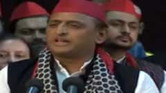 Chandauli में CM Yogi के पहुंचने से पहले पुलिस से भिड़े SP कार्यकर्ता, पुलिस के बल प्रयोग करने पर दिया धरना।