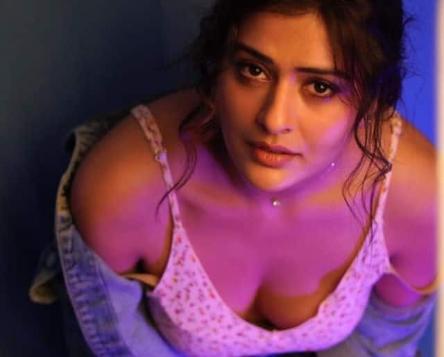 Payal Rajput: బోల్డ్ వీడియో ఎఫెక్ట్... పాయల్ను అన్నీ వదిలేయమంటున్న తల్లి Payal Rajput opens up about the leaked nip slip video Payal Rajput: బోల్డ్ వీడియో ఎఫెక్ట్... పాయల్ను అన్నీ వదిలేయమంటున్న తల్లి