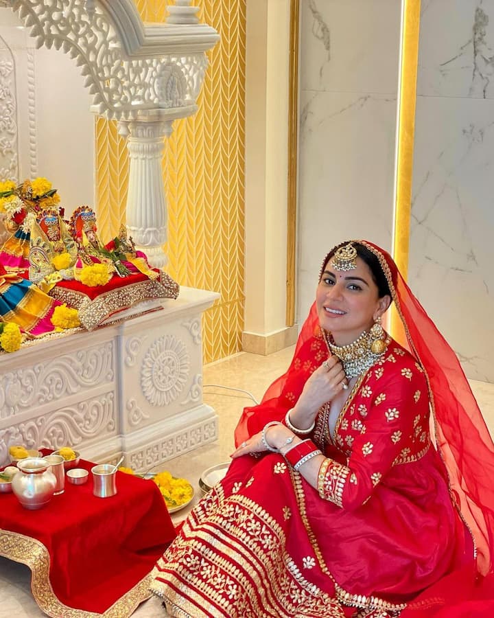 श्रद्धा आर्या ने इंस्टाग्राम पर जो फोटो शेयर की है उसमें वो रेड शरारा सूट पहने हुए बला की खूबसूरत लग रही हैं. अपने लुक को पूरा करने के लिए एक्ट्रेस ने गले में हैवी चोकर और मांग टीका पहन रखा है.