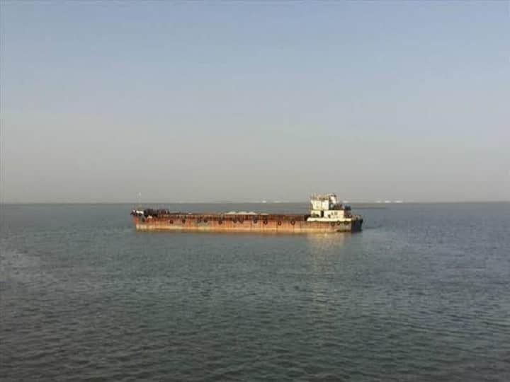 Jawad Cyclone Update Krishna barge sank in Sindhudurg Success in rescuing 5 out of 10 crew members जोवाड चक्रिवादळामुळं 'कृष्णा' बार्ज सिंधुदुर्गच्या समुद्रात बुडाला; 10 क्रू मेंबर्सपैकी 5 जणांना वाचवण्यात यश