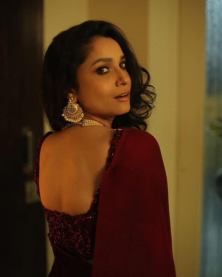 নিজের ইনস্টাগ্রামে প্রাক-বিবাহ বিভিন্ন অনুষ্ঠানের ছবি পোস্ট করছেন অভিনেত্রী।
