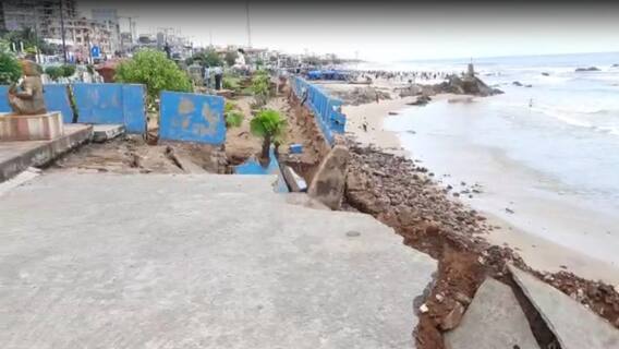 Vizag RK Beach: విశాఖ ఆర్కే బీచ్ లో ముందుకొచ్చిన సముద్రం... పర్యాటకులకు నో ఎంట్రీ