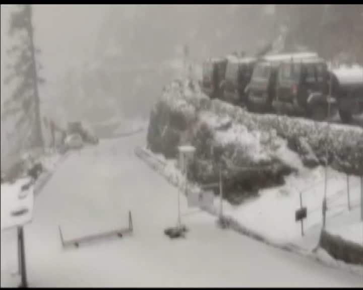 সাদা বরফের চাদরে ঢেকেছে চারিদিক। পুঞ্চ সহ কাশ্মীরের একাধিক জায়গায় প্রবল তুষারপাত।