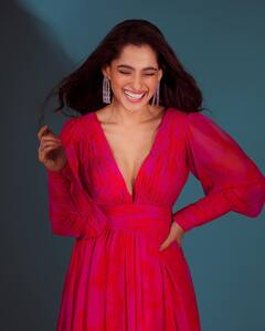 Priya Bapat: गुलाबी ड्रेसमधलं प्रियाचं फोटोशूट चर्चेत!