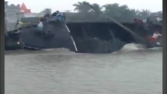West Bengal: पश्चिम बंगालच्या बसीरहाटमधील घटना, नदीत मालवाहतूक बोट उलटली ABP Majha