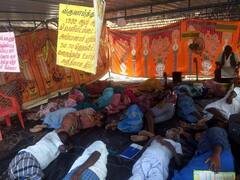 உலக மண் தினம்: தஞ்சையில் தூங்கும் போராட்டத்தில் ஈடுபட்ட விவசாயிகள்